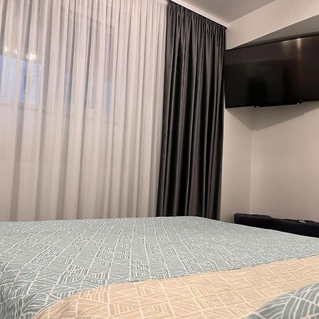 White & Silver Luxury Apartament Крайова Екстер'єр фото