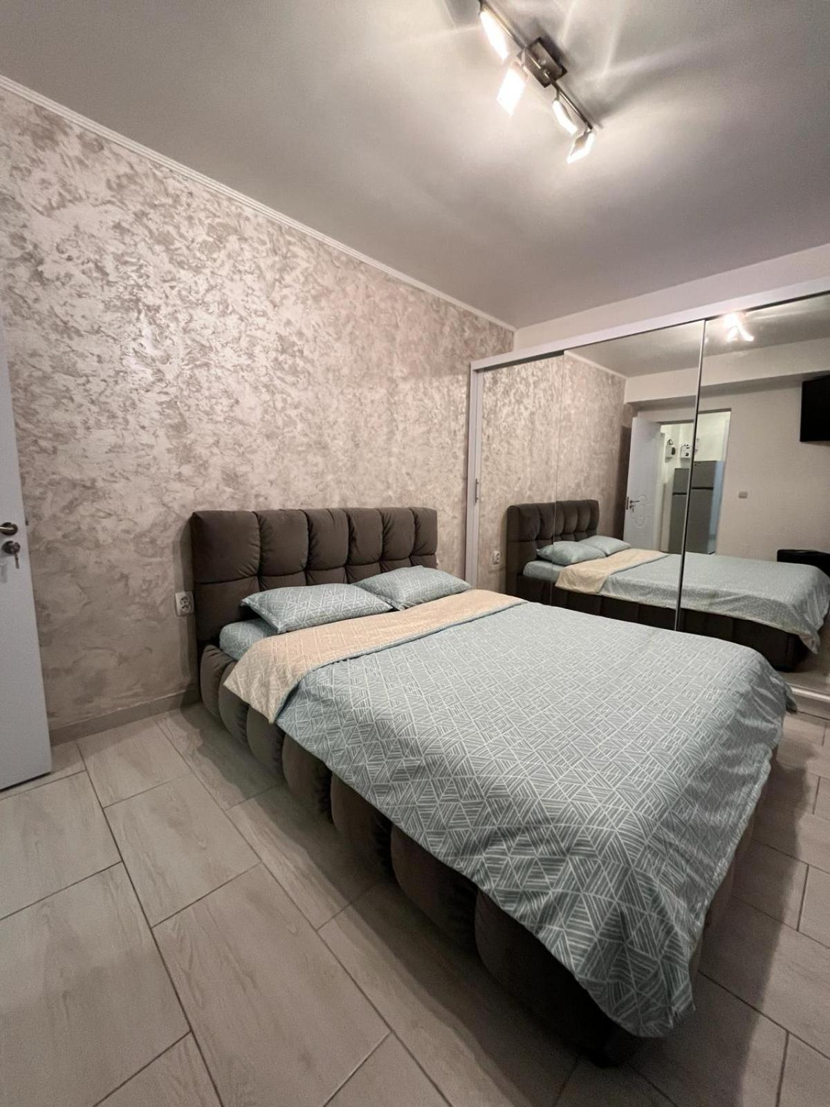 White & Silver Luxury Apartament Крайова Екстер'єр фото