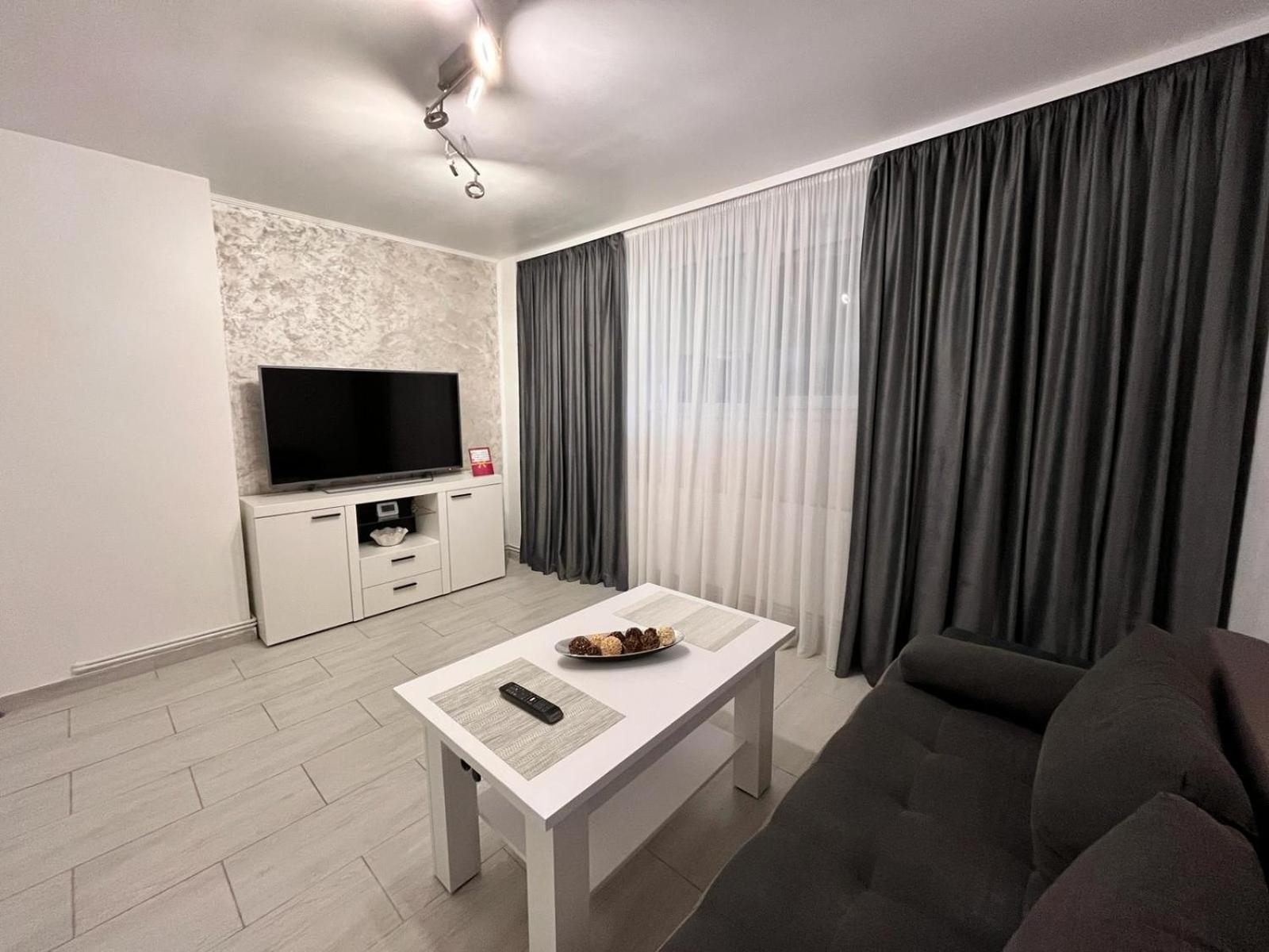 White & Silver Luxury Apartament Крайова Екстер'єр фото