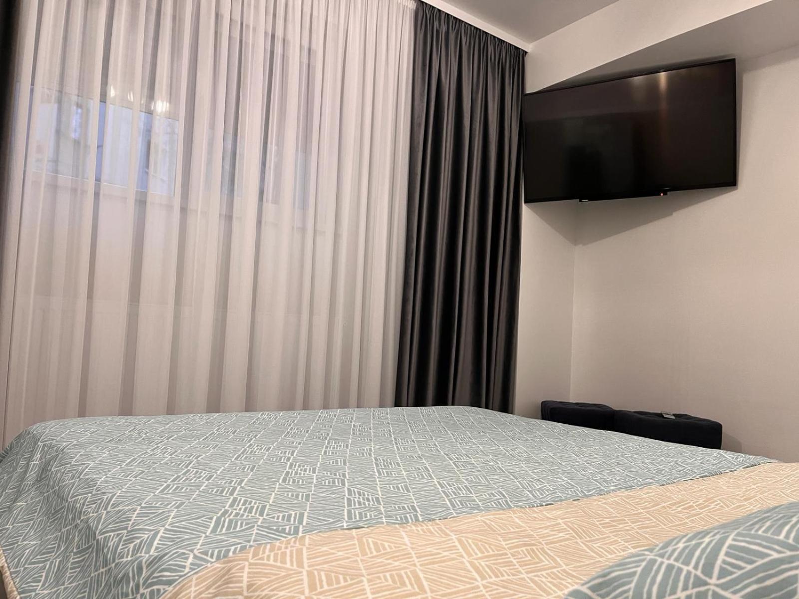 White & Silver Luxury Apartament Крайова Екстер'єр фото