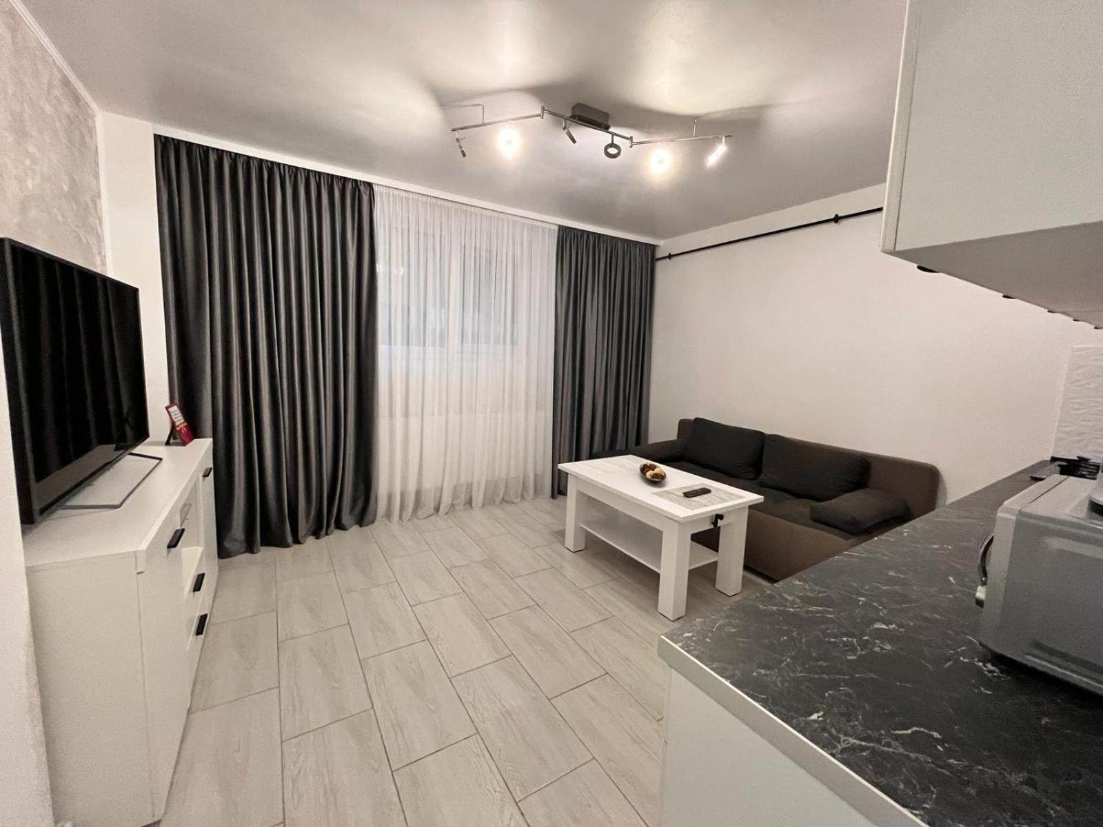 White & Silver Luxury Apartament Крайова Екстер'єр фото